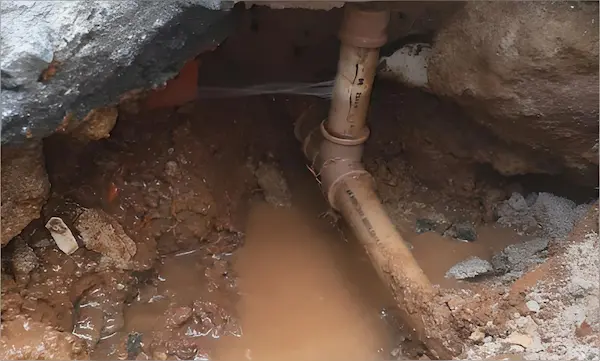 Técnico da Vazalux realizando caça vazamento em Bertioga SP no litoral de São Paulo