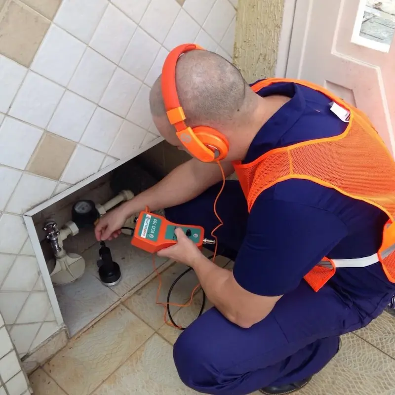 Técnico Vazalux realizando caça vazamento na Lapa SP com geofone profissional