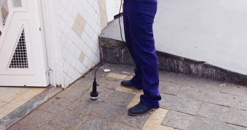 Técnico Vazalux realizando caça vazamento em Santo Amaro SP com geofone profissional