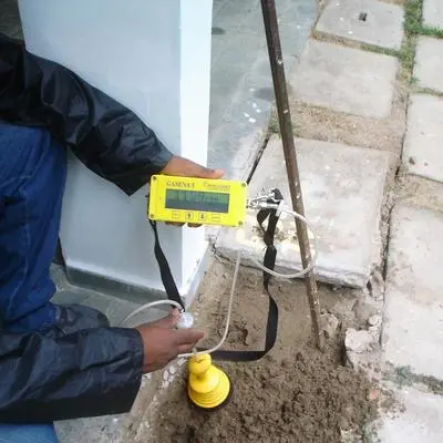 Técnico Vazalux realizando caça vazamento em Artur Alvim SP com geofone profissional