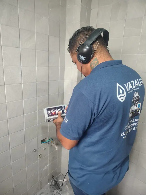 Técnico da Vazalux realizando caça vazamento em São Paulo com geofone profissional