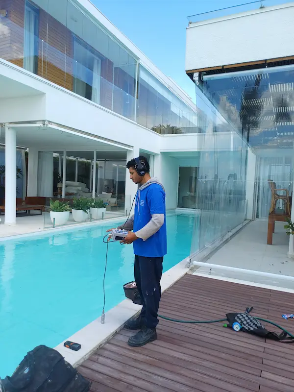 Equipe Vazalux realizando diagnóstico de vazamento em piscina