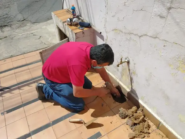Técnico da Vazalux realizando caça vazamento na Saúde com geofone profissional