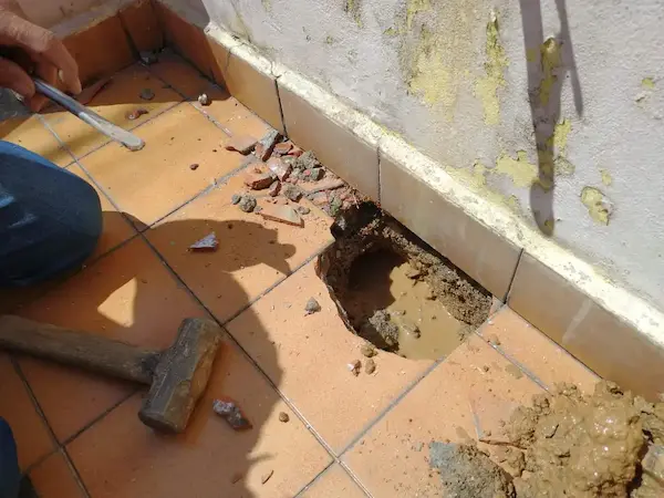 Técnico da Vazalux realizando caça vazamento na Vila Olímpia com geofone profissional