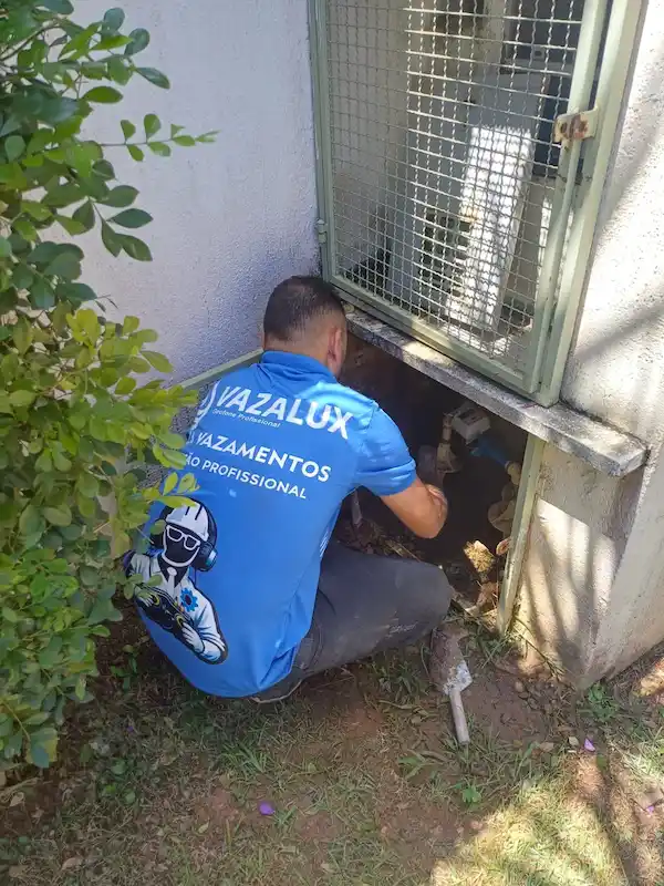 Técnico da Vazalux realizando caça vazamento com geofone profissional em sp